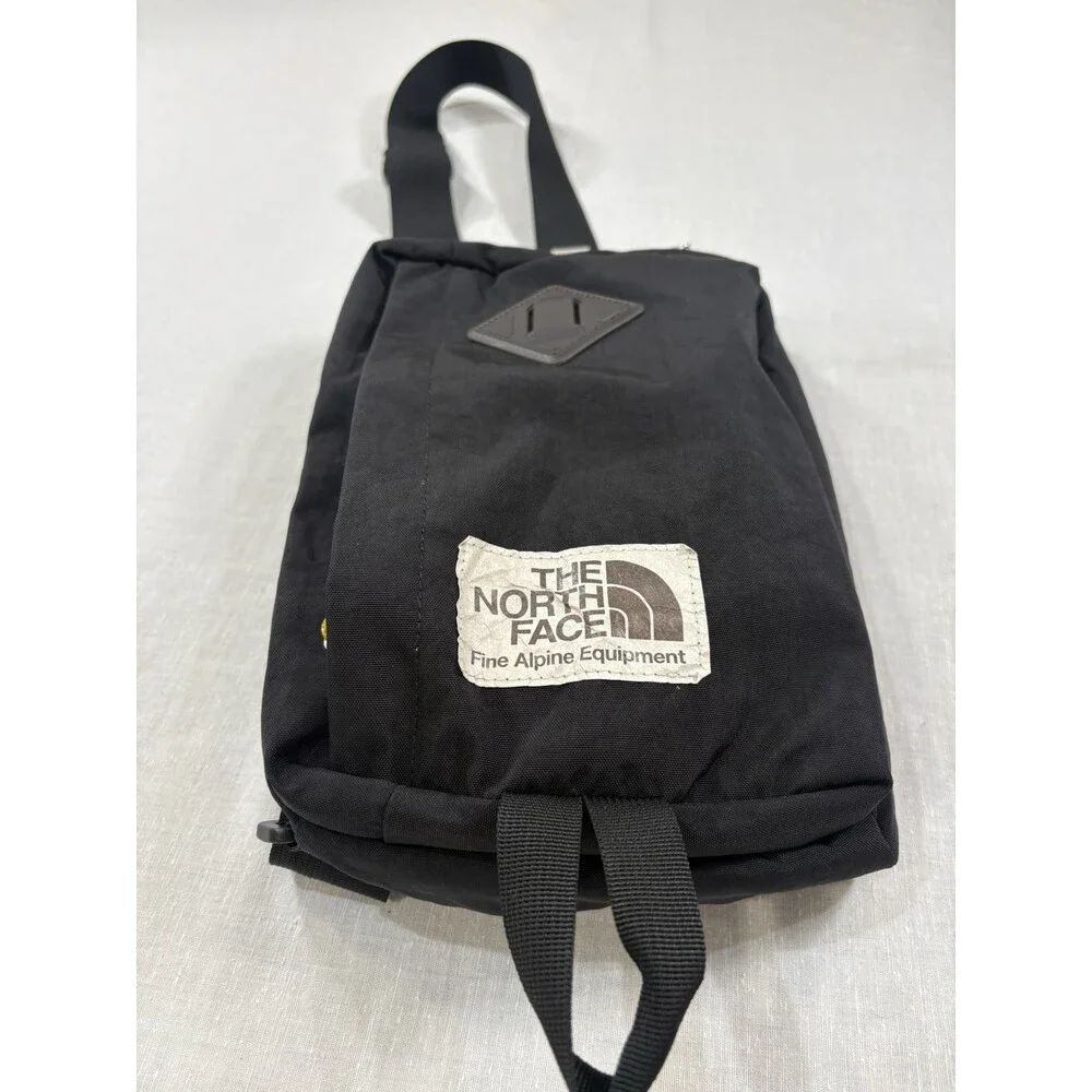 The North Face Berkeley Field Bag Black Shoulder Bag Zip Closure Outdoor
